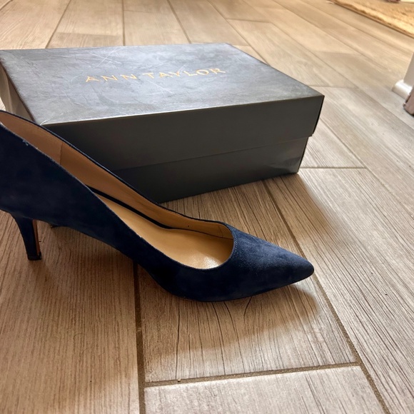 Ann Taylor Navy Suede Kitten Heels – Size 7 - Picture 2 of 3